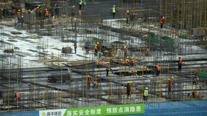 σύννεφα-πάνω-από-την-κινεζική-οικον-562519270