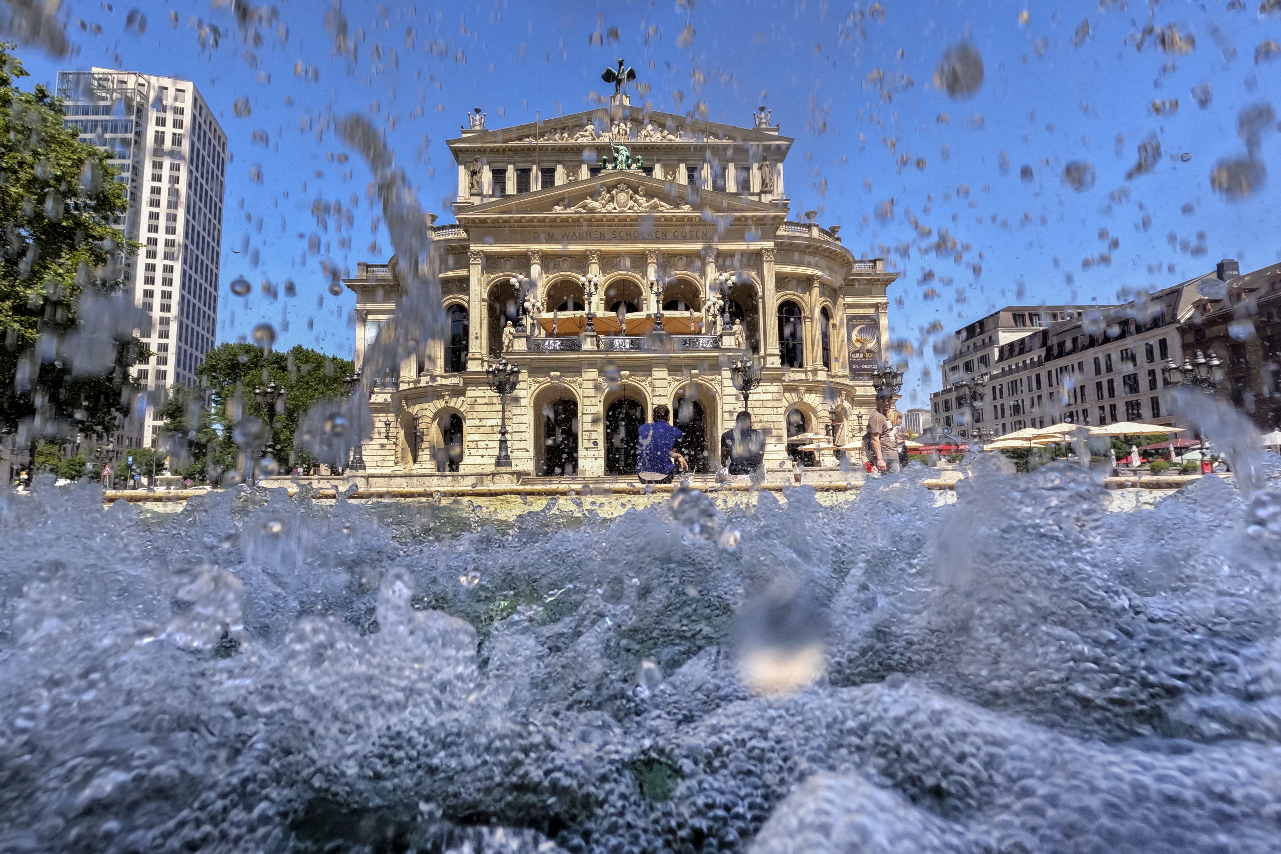 Γερμανία:  «Κάντε ποδόλουτρα και σιέστα στο γραφείο» για τον καύσωνα-1