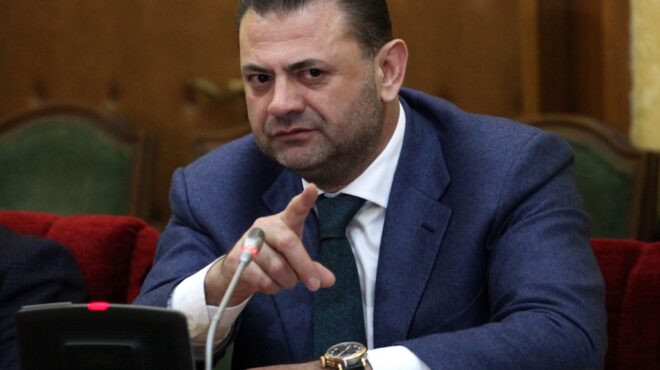 τομ-ντόσι-από-την-αλβανική-βουλή-αρχηγ-562543771
