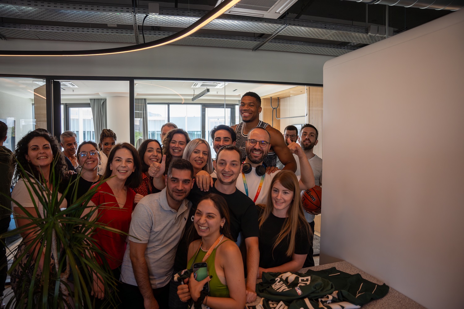 Οι Antetokounbros στο νέο σπίτι της Kaizen Gaming-2