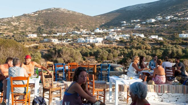 στα-καφενεία-της-αμοργού-τρώμε-καλά-562509745