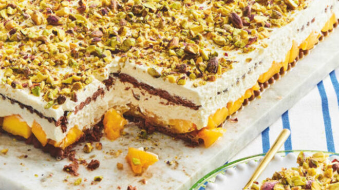 γλυκό-ψυγείου-με-πτι-μπερ-και-ροδάκινα-562509628