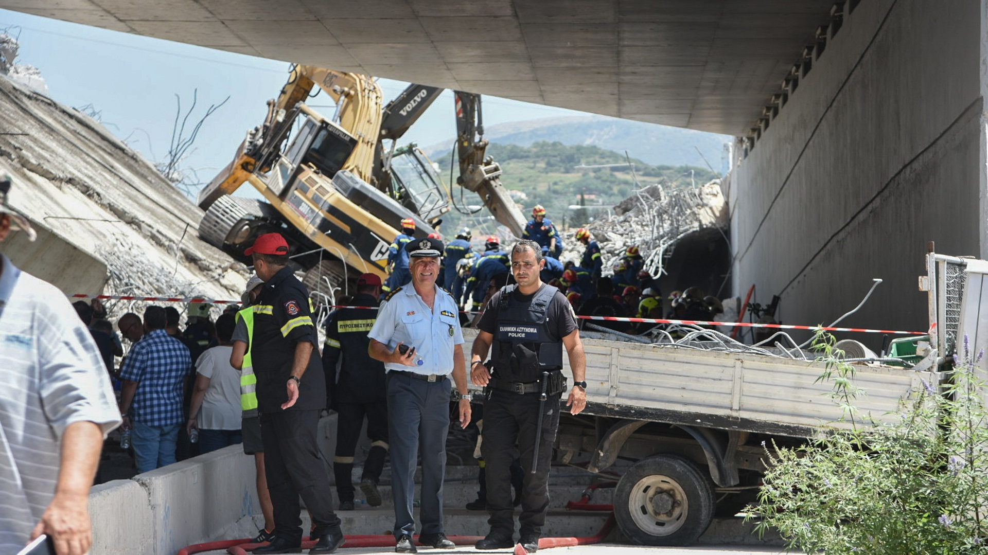Πάτρα: Κατάρρευση τμήματος γέφυρας – Πληροφορίες για έναν νεκρό και δύο εγκλωβισμένους-2