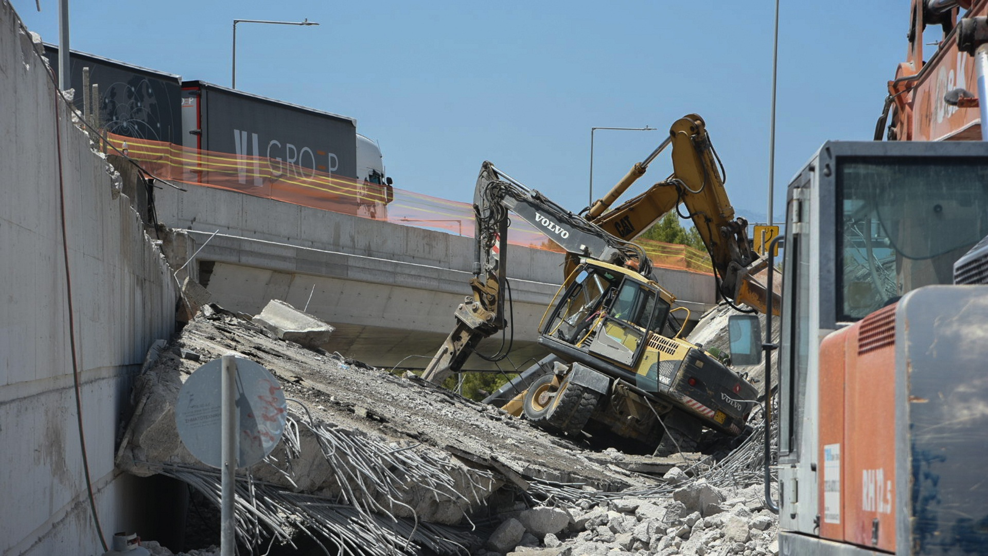 Πάτρα: Κατάρρευση τμήματος γέφυρας – Πληροφορίες για έναν νεκρό και δύο εγκλωβισμένους-1