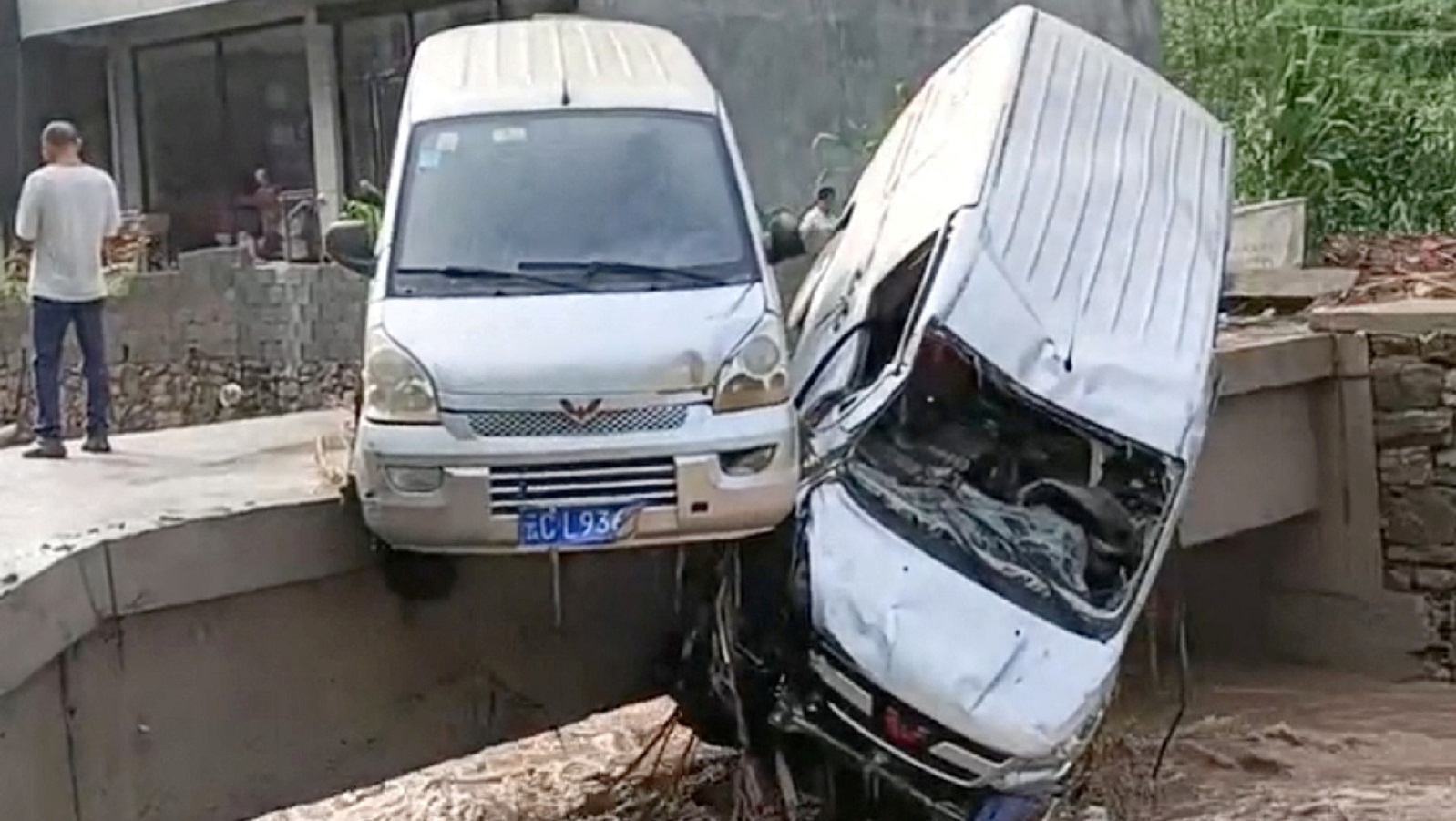 Κίνα: Τουλάχιστον 15 νεκροί από τις καταρρακτώδεις βροχές στα νοτιοδυτικά [εικόνες]-1