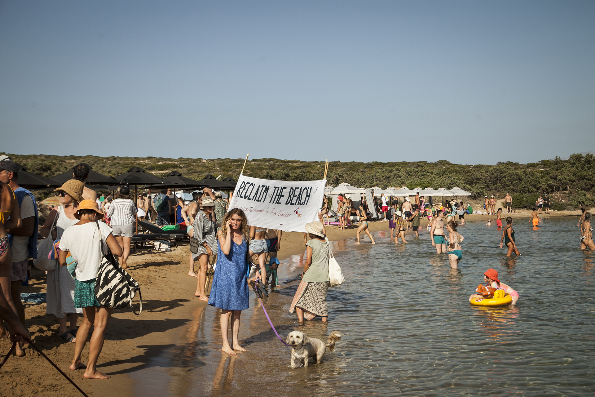 «Μάχη» για ελεύθερες παραλίες στην Πάρο -3