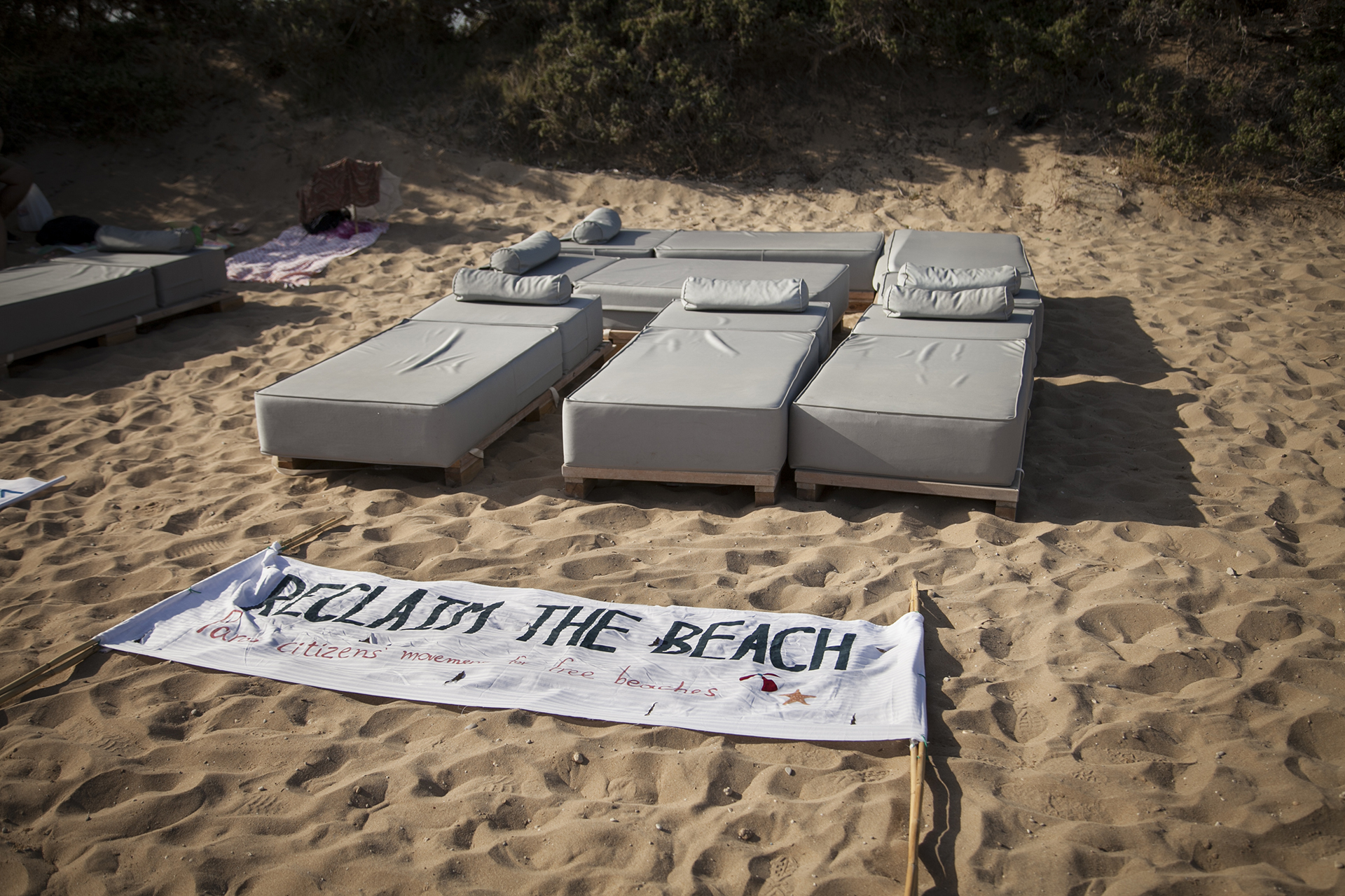«Μάχη» για ελεύθερες παραλίες στην Πάρο -2