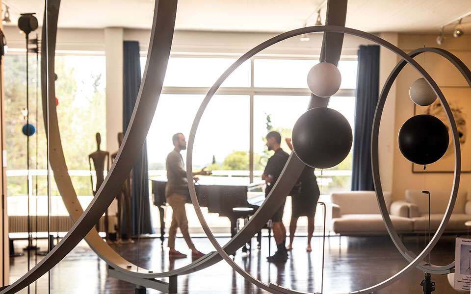 Κεραίες, αγάλματα και μαγνητική μαγεία στο Ίδρυμα Takis-5