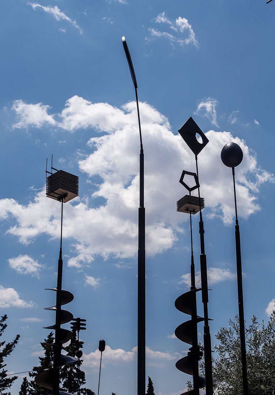 Κεραίες, αγάλματα και μαγνητική μαγεία στο Ίδρυμα Takis-3