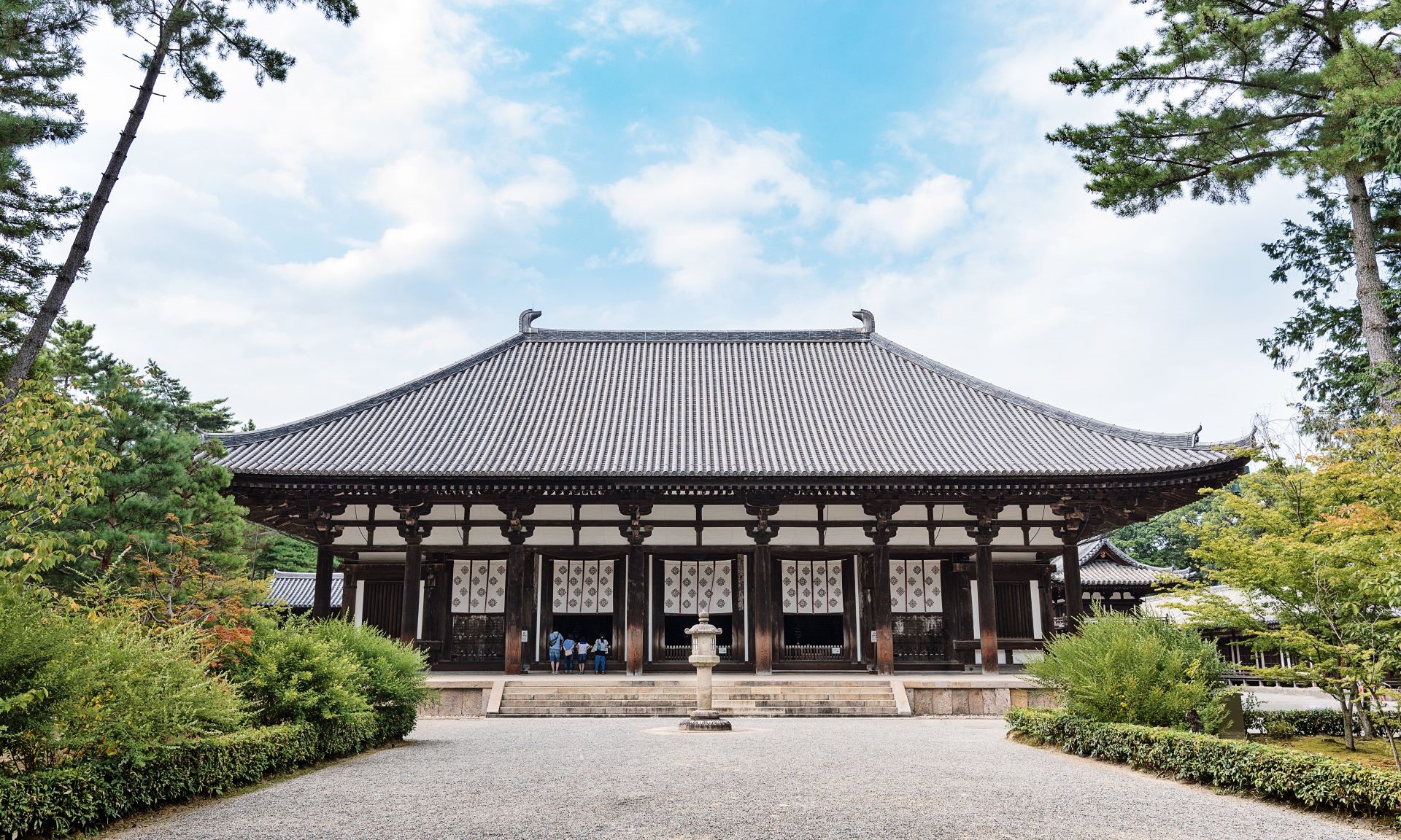 Ιαπωνία: 17χρονος τουρίστας χάραξε το όνομά του σε αρχαίο βουδιστικό ναό-1