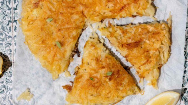 ρόστι-μια-μεγάλη-τηγανίτα-πατάτας-562546345