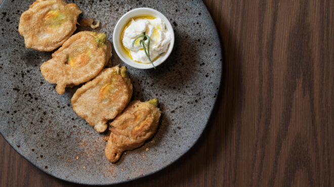 thymises-το-αδερφάκι-του-πεσκέσι-κρατάει-τ-562541419