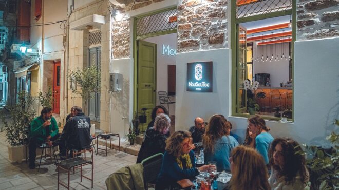 ραντεβού-για-ποτό-στα-σοκάκια-της-ερμο-562543705