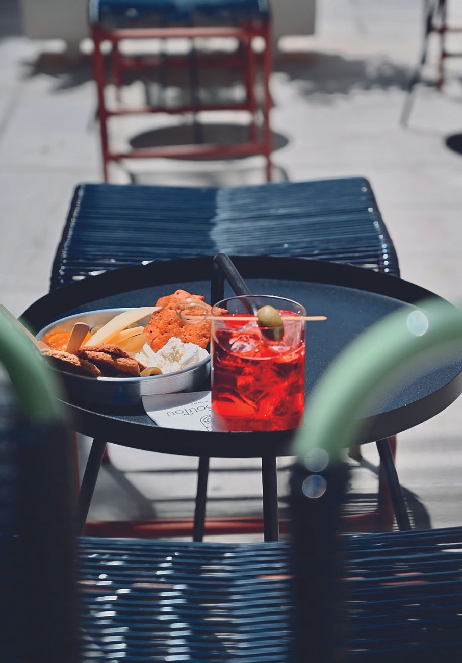 Ραντεβού για ποτό στα σοκάκια της Ερμούπολης-1