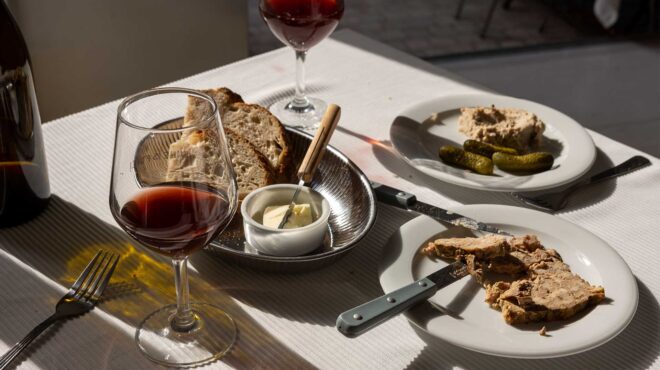 το-φαγητό-είναι-επίσης-καλό-στο-wine-is-fine-562521019