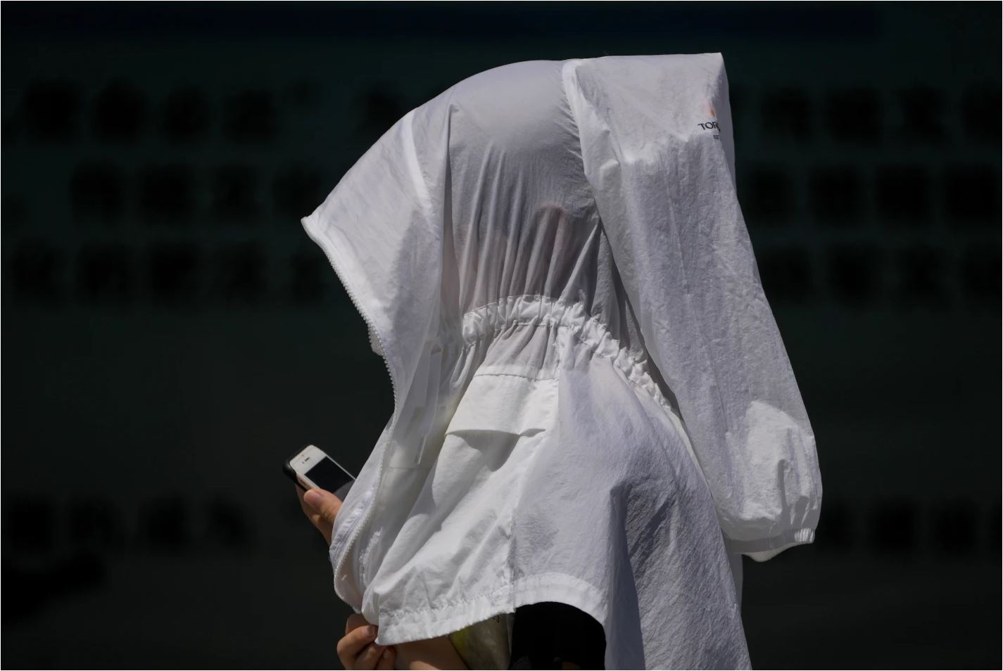 Συντριβάνια, ανεμιστηράκια, βουτιές: Ο καύσωνας στον κόσμο σε εικόνες-5