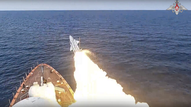 επίθεση-με-drones-εναντίον-πολεμικού-πλοίο-562539439