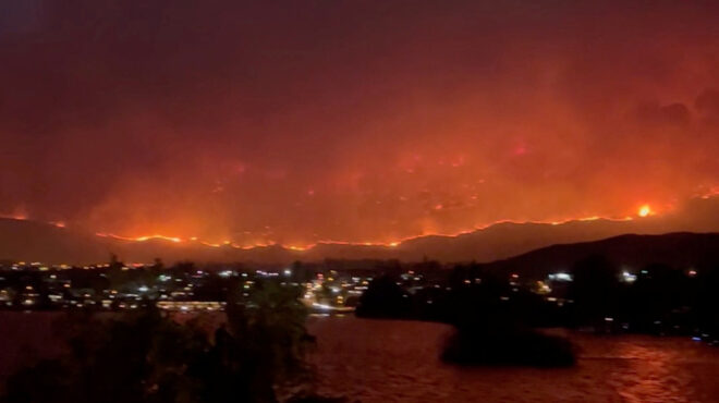 καναδάς-εκκενώνεται-πόλη-στη-βρετανι-562546633