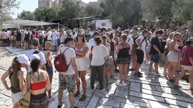 μιάμιση-ώρα-στον-καύσωνα-για-την-ακρόπ-562536889