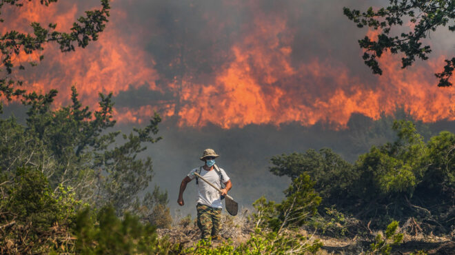 πυρκαγιές-μάχη-για-ακόμη-μια-ημέρα-σε-ρ-562538671