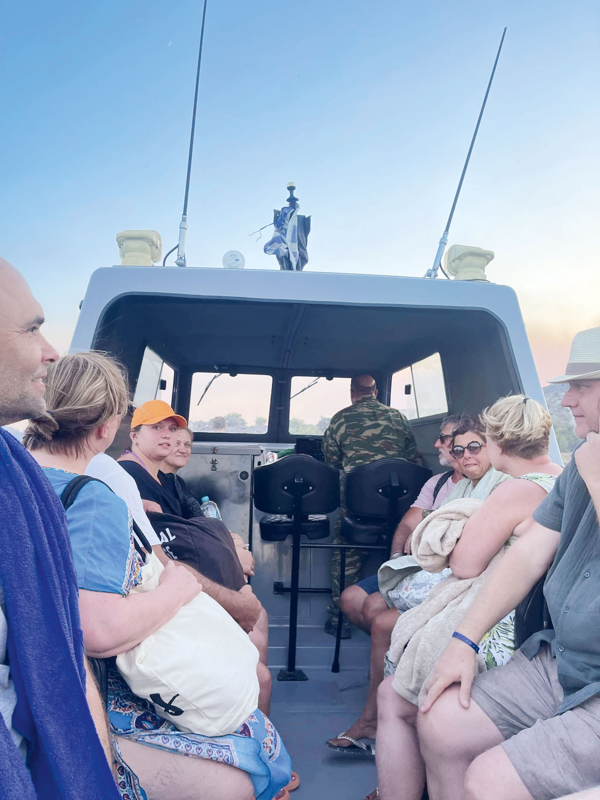 Πυρκαγιές: Οι Ροδίτες άνοιξαν τα σπίτια τους στους τουρίστες-2