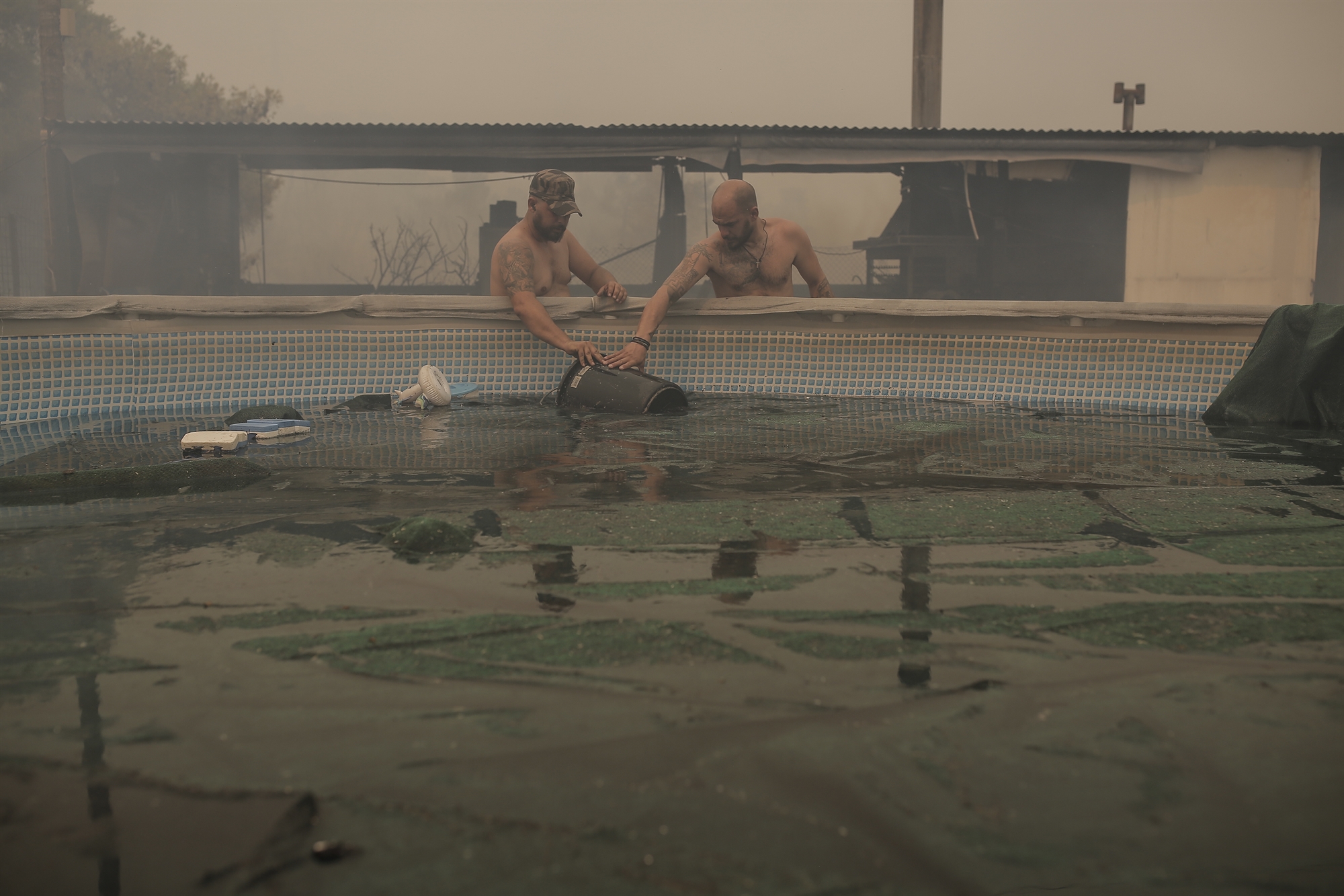 Κάτοικοι Καλυβίων και Λαγονησίου στην «Κ»: «Είμαστε περιτριγυρισμένοι από εύφλεκτη ύλη»-2