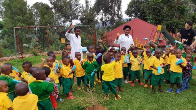 με-μια-μαγική-βαλίτσα-κάνουν-τα-παιδ-562525564