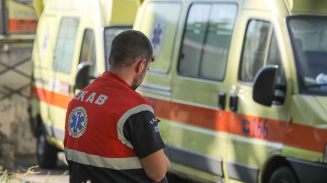 το-προσωπικό-του-ekab-στο-μικροσκόπιο-562514944