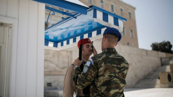 οι-εύζωνες-ακίνητοι-στις-θέσεις-τους-π-562521094