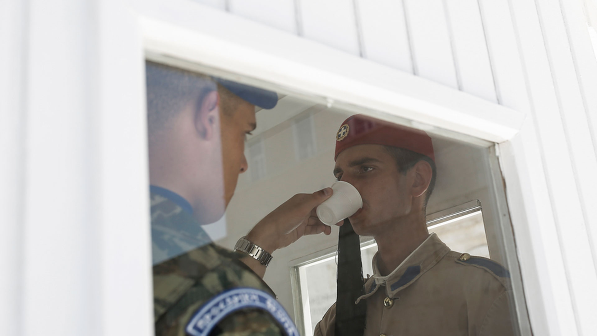 Οι εύζωνες ακίνητοι στις θέσεις τους, παρά τον καύσωνα-2