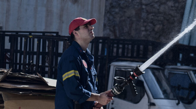 φωτιά-σε-εγκαταλελειμμένο-κτίριο-στο-562505647