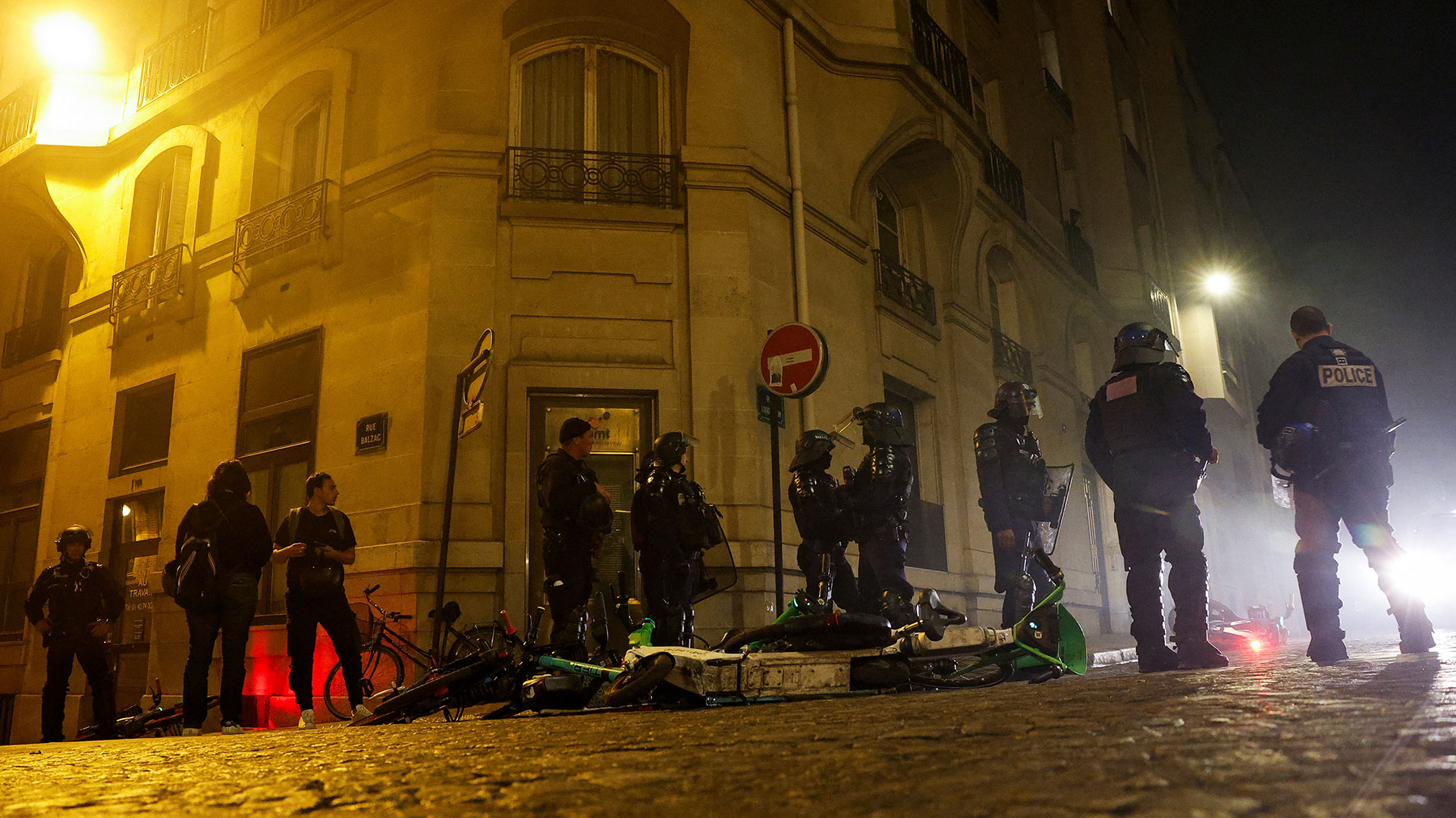 Γαλλία: «Πιο ήσυχη» η χθεσινή νύχτα – Σημάδια εκτόνωσης της έντασης μετά την κηδεία του 17χρονου-1