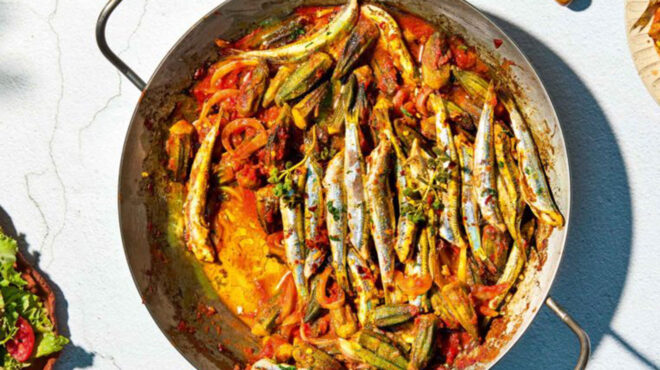 γαύρος-με-μπάμιες-γιαχνί-στον-φούρνο-562542814