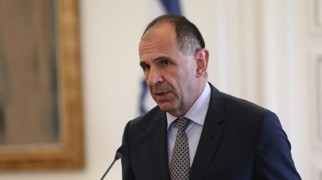 επαφές-γεραπετρίτη-με-φόντο-την-κράτη-562527427