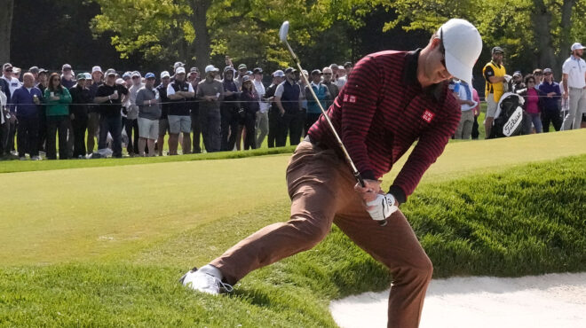 παίζοντας-γκολφ-ανάμεσα-σε-κροκόδειλ-562506373