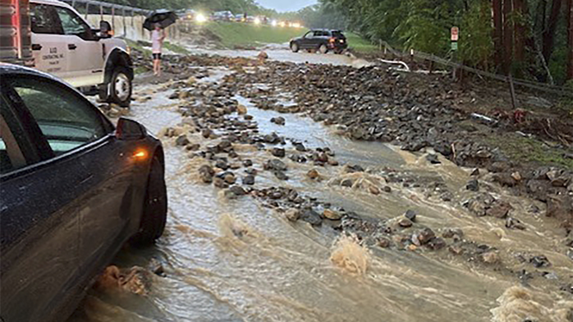 ΗΠΑ: Καταρρακτώδεις βροχές και πλημμύρες στην πολιτεία της Νέας Υόρκης (βίντεο)-1