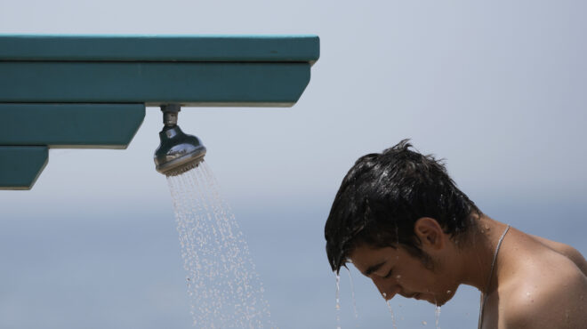 θερμή-εισβολή-προ-των-πυλών-562512385