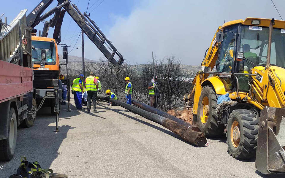 Πυρκαγιές: «Το σπίτι μου είναι δίπλα στη φωτιά, είμαι σίγουρη ότι θα καεί»-4