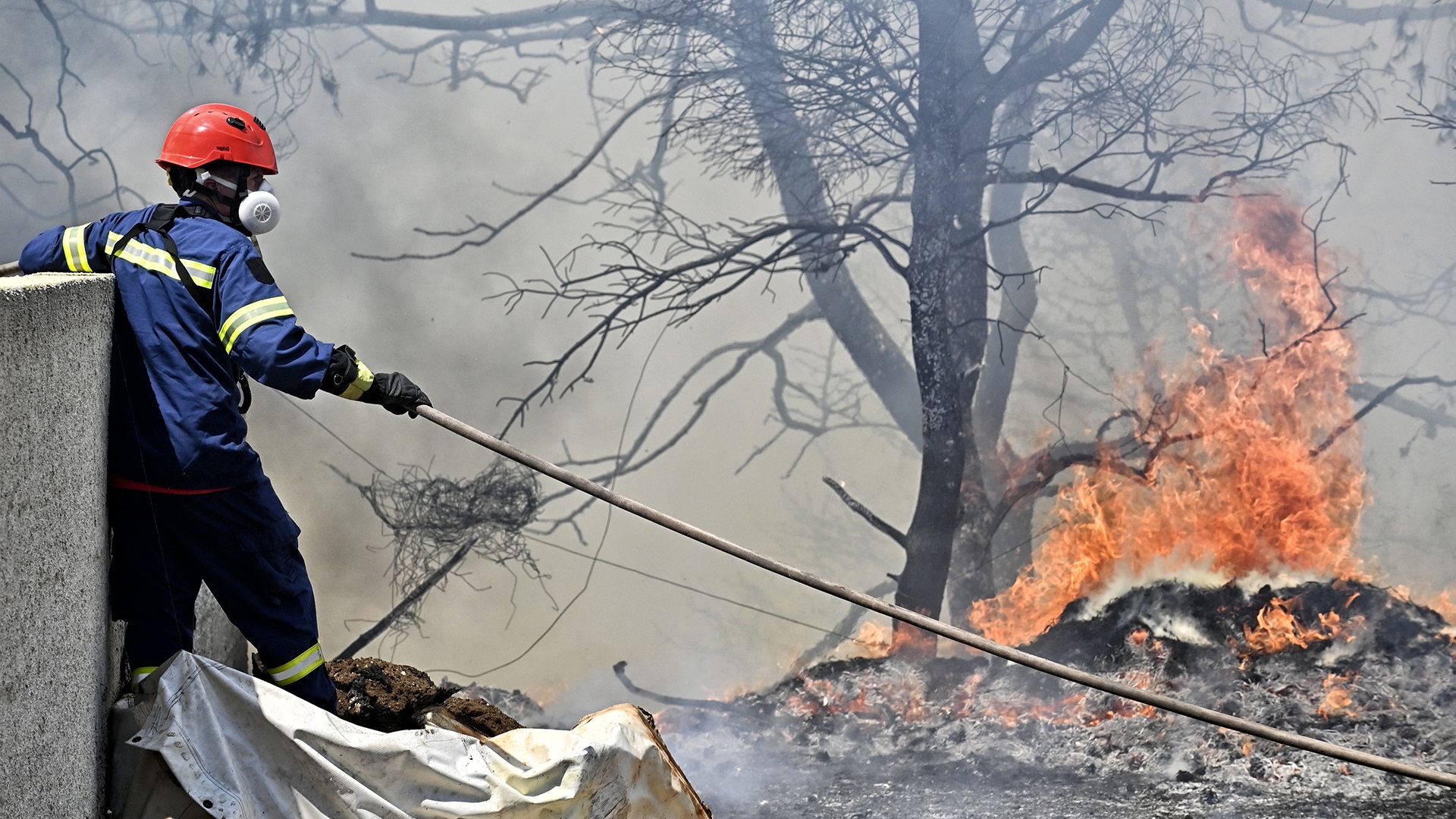 Φωτιά τώρα στο Λουτράκι – 112 για εκκενώσεις οικισμών-3