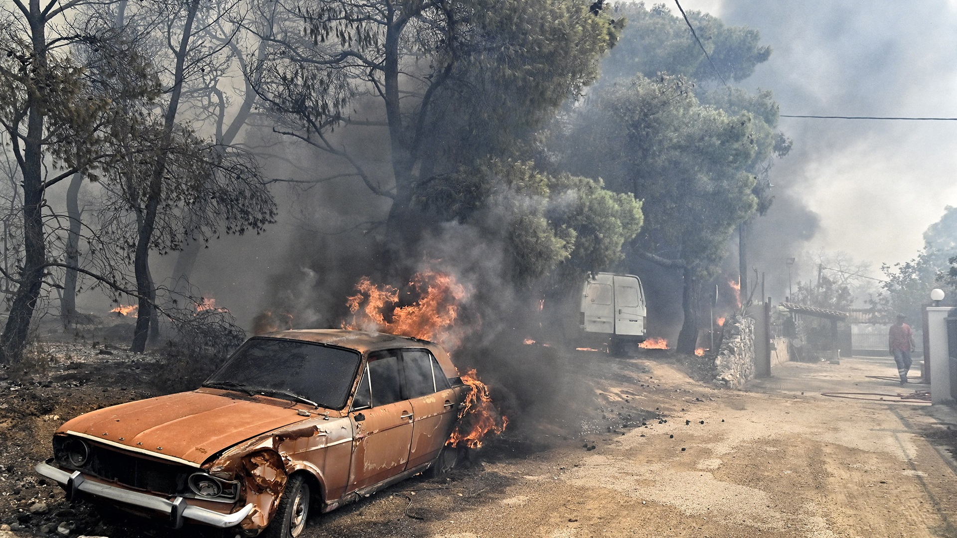 Φωτιά τώρα στο Λουτράκι – 112 για εκκενώσεις οικισμών-7