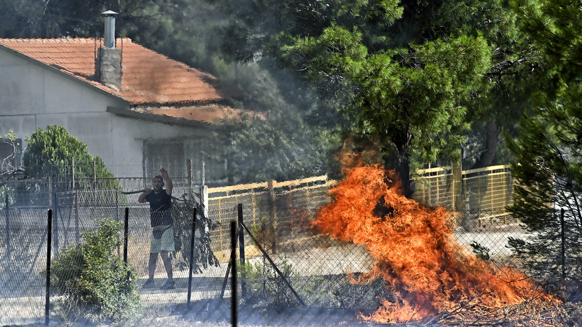 Φωτιά τώρα στο Λουτράκι – 112 για εκκενώσεις οικισμών-4