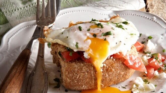 πρωινός-ντάκος-με-ντομάτα-και-αυγό-ποσ-562524022