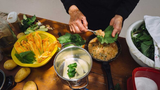 ντολμαδάκια-με-κολοκυθοανθούς-και-αμ-562520989