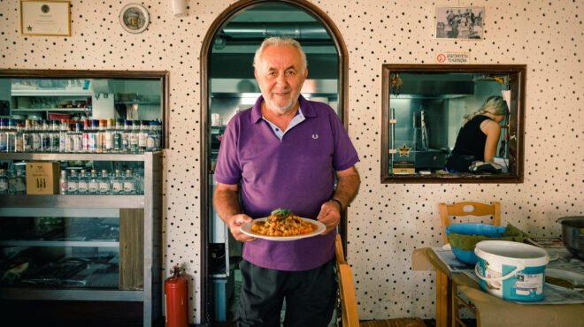 σε-έναν-καφενέ-της-λέσβου-φάγαμε-τα-ωρα-562543474