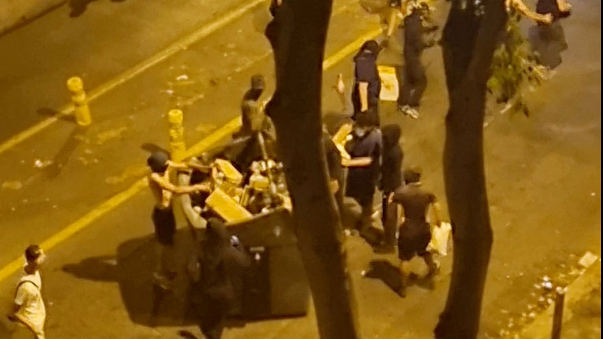 Γαλλία: Τέταρτη νύχτα ταραχών – Η χειρότερη κρίση για Μακρόν μετά τα «κίτρινα γιλέκα»-2