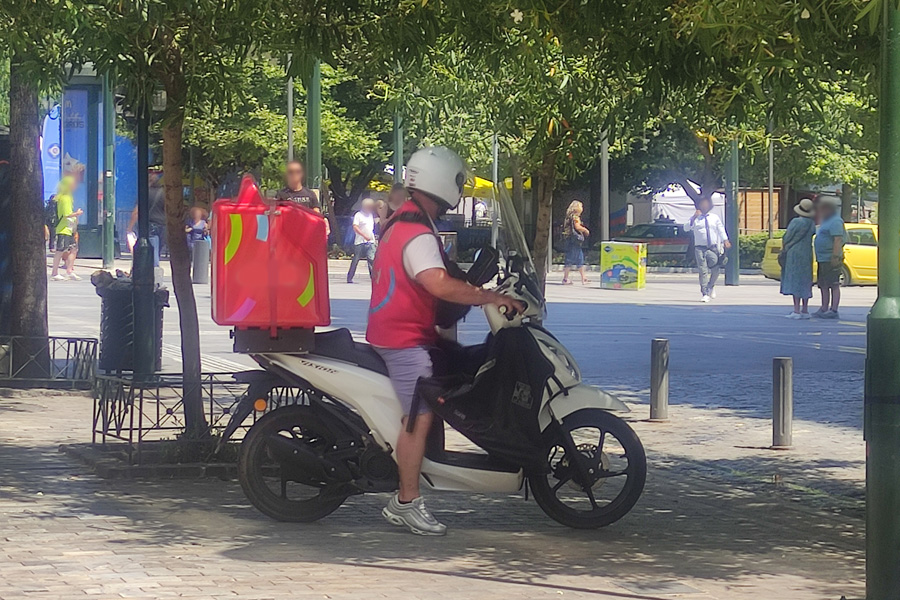 Καύσωνας Κλέων: «Οταν φοράω το κράνος νιώθω ότι έχει 50 βαθμούς Κελσίου»-2