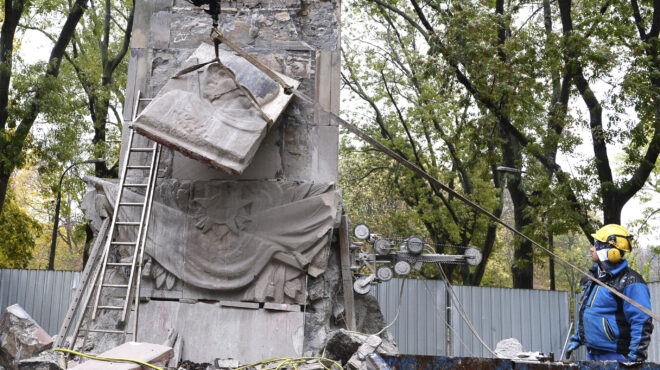 ρωσία-και-πολωνία-σε-πόλεμο-μνημείων-562520923