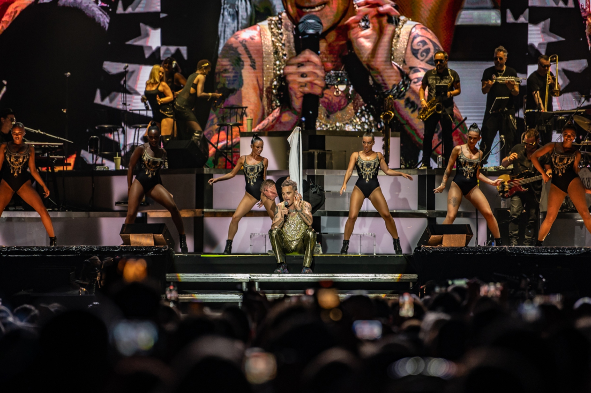 Ο Ρόμπι Γουίλιαμς τραγούδησε για τον Δημήτρη, την Ρία και κάθε έναν από εμάς-4