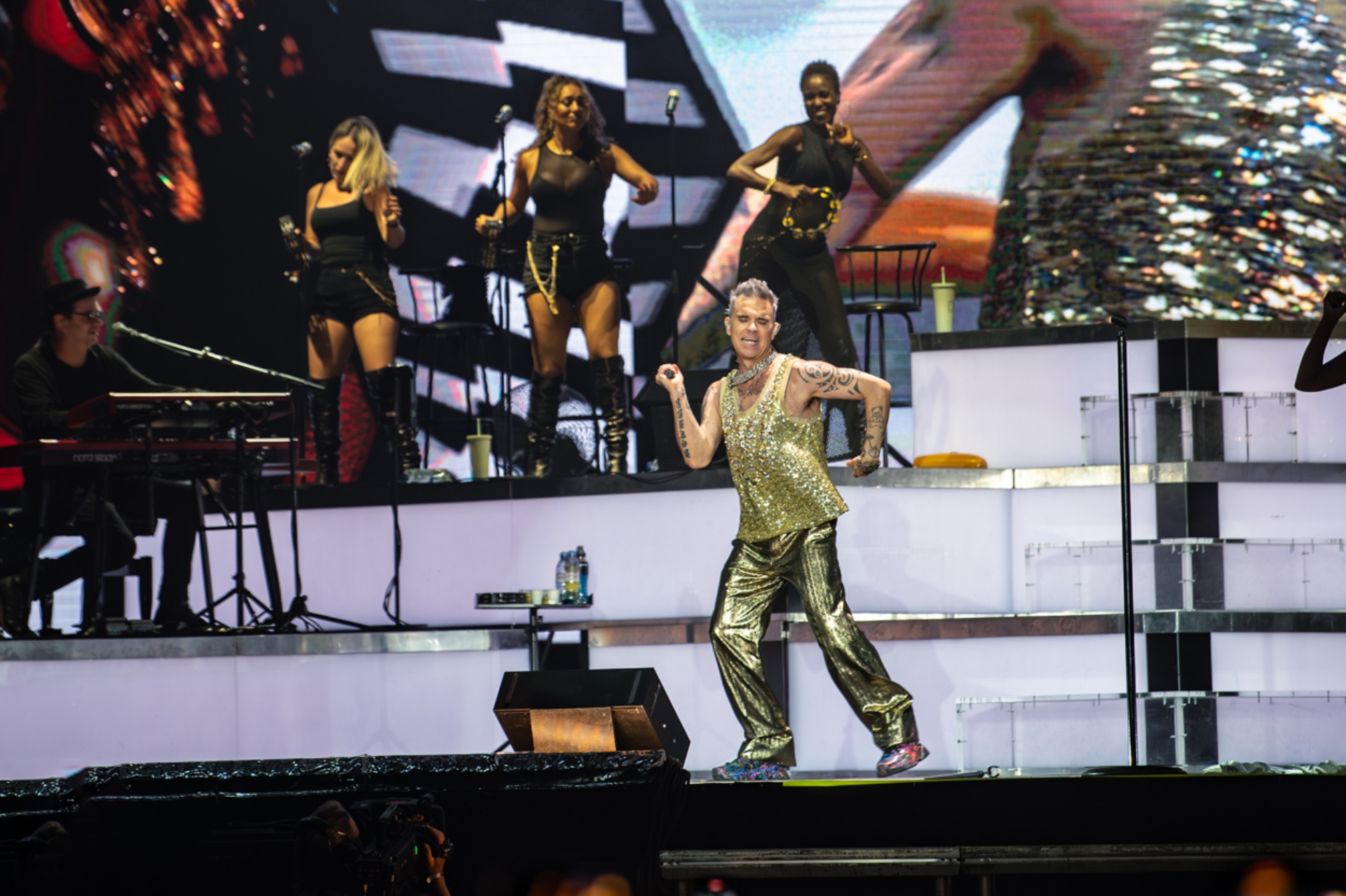 Ο Ρόμπι Γουίλιαμς τραγούδησε για τον Δημήτρη, την Ρία και κάθε έναν από εμάς-2