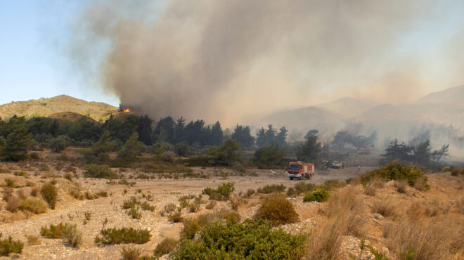 μάχη-με-τις-αναζωπυρώσεις-σε-ρόδο-και-κ-562538437